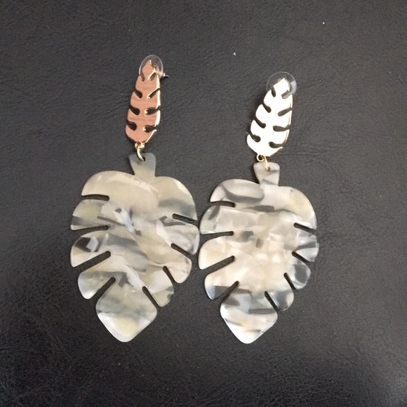 New Badgley Mischka Gold & Resin Palm Leaf Earring - Picture 1 of 2